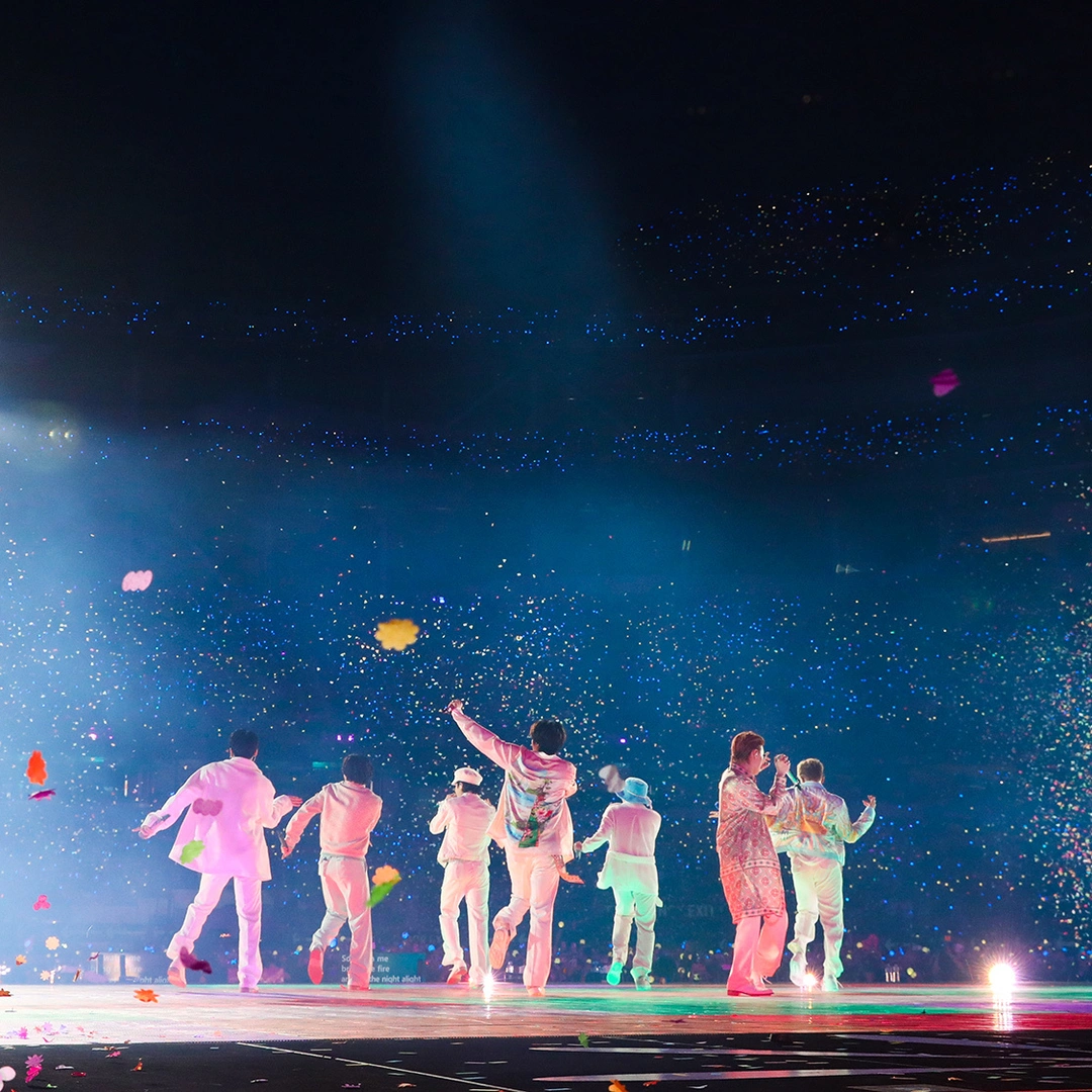 BTS live im Stadion – Konfettiregen über der Bühne